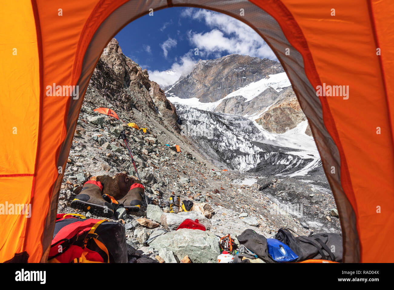 Tiendas de campaña en el campamento 1, a 5100m en el pico Korzhenevskaya, 7105m, el Parque Nacional de Tayikistán (Montañas del Pamir), UNESCO, Tayikistán, en Asia Central, Asia Foto de stock