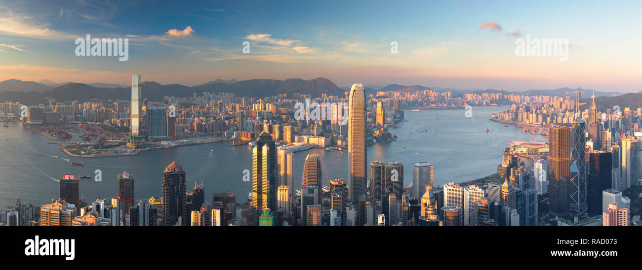 El horizonte de la isla de Hong Kong y Kowloon desde Victoria Peak, la Isla de Hong Kong, Hong Kong, China, Asia Foto de stock