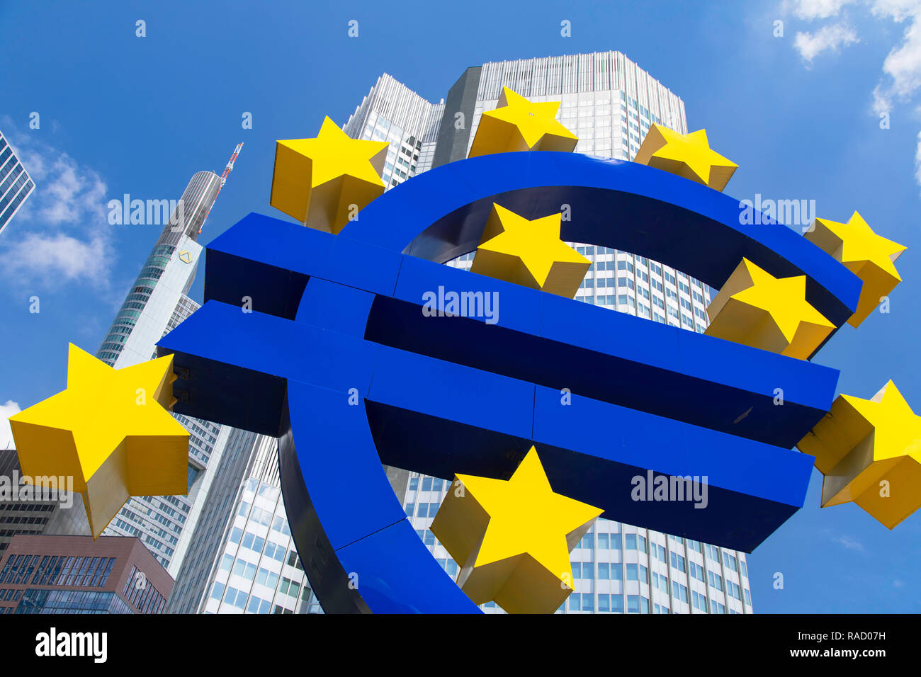 Signo del euro en Willy Brandt Platz, Frankfurt, Hesse, Alemania, Europa Foto de stock