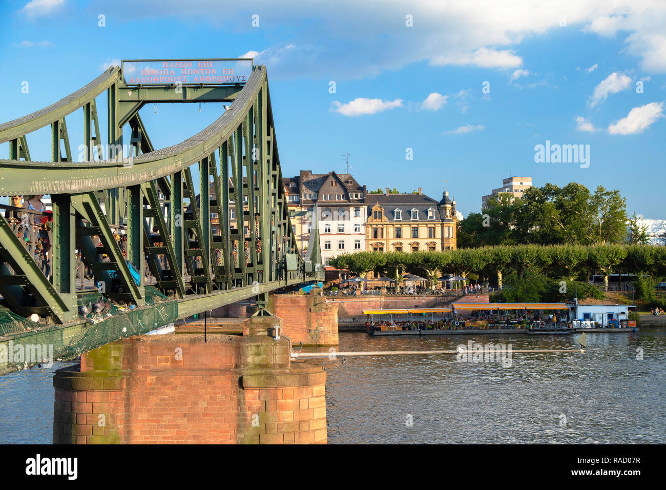 Puente de Hierro y el río Main, Frankfurt, Hesse, Alemania, Europa Foto de stock