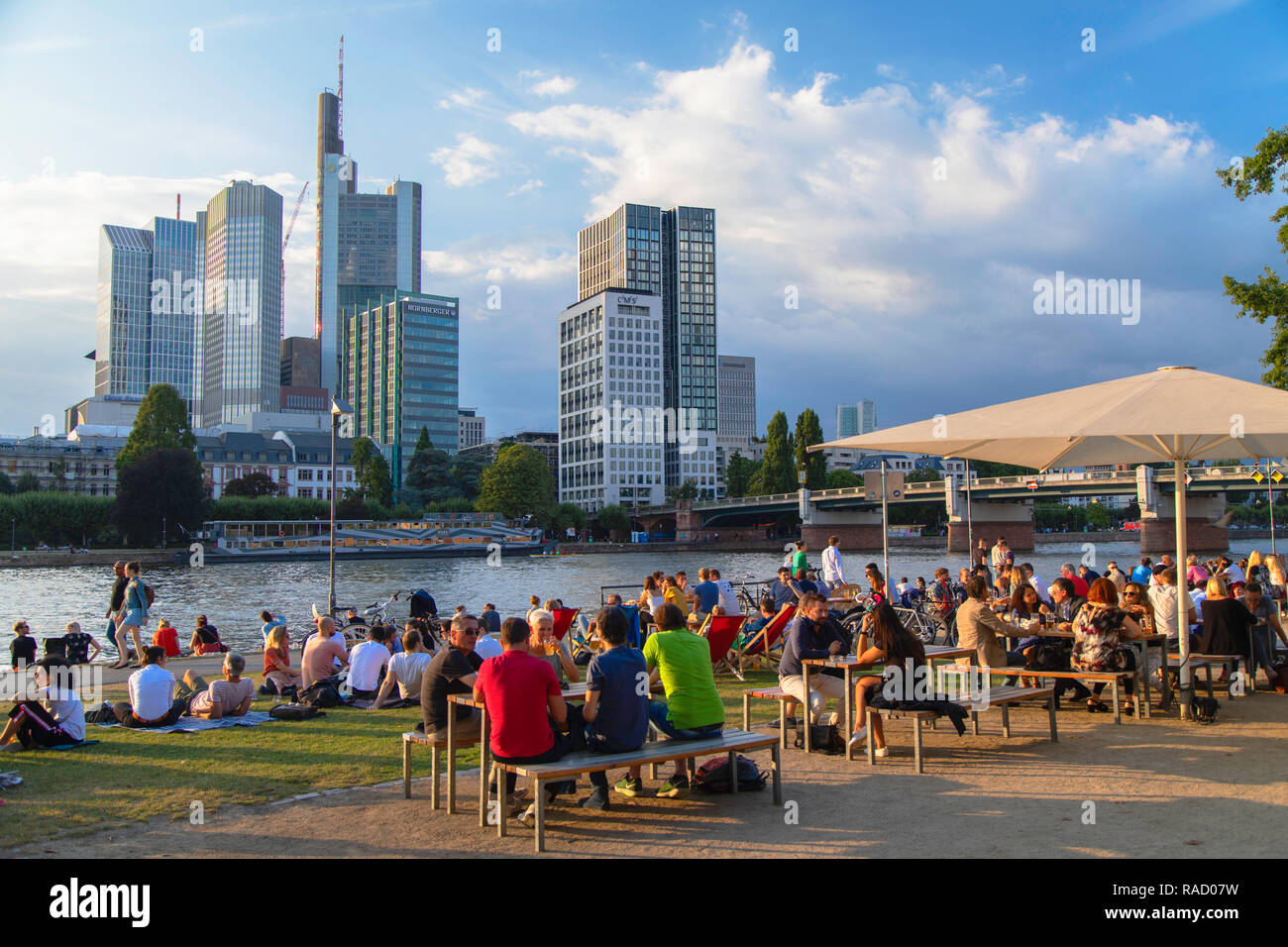 Personas sentadas en un bar al aire libre junto al río Main, Frankfurt, Hesse, Alemania, Europa Foto de stock