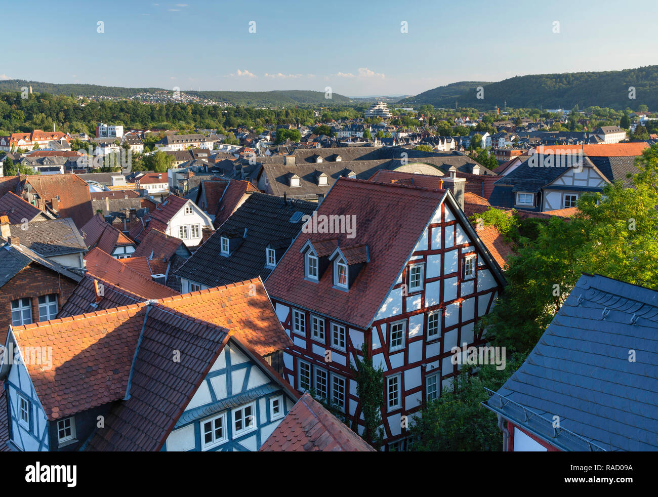 Edificios con entramado de madera y vistas de la ciudad de Marburg, Hesse, Alemania, Europa Foto de stock
