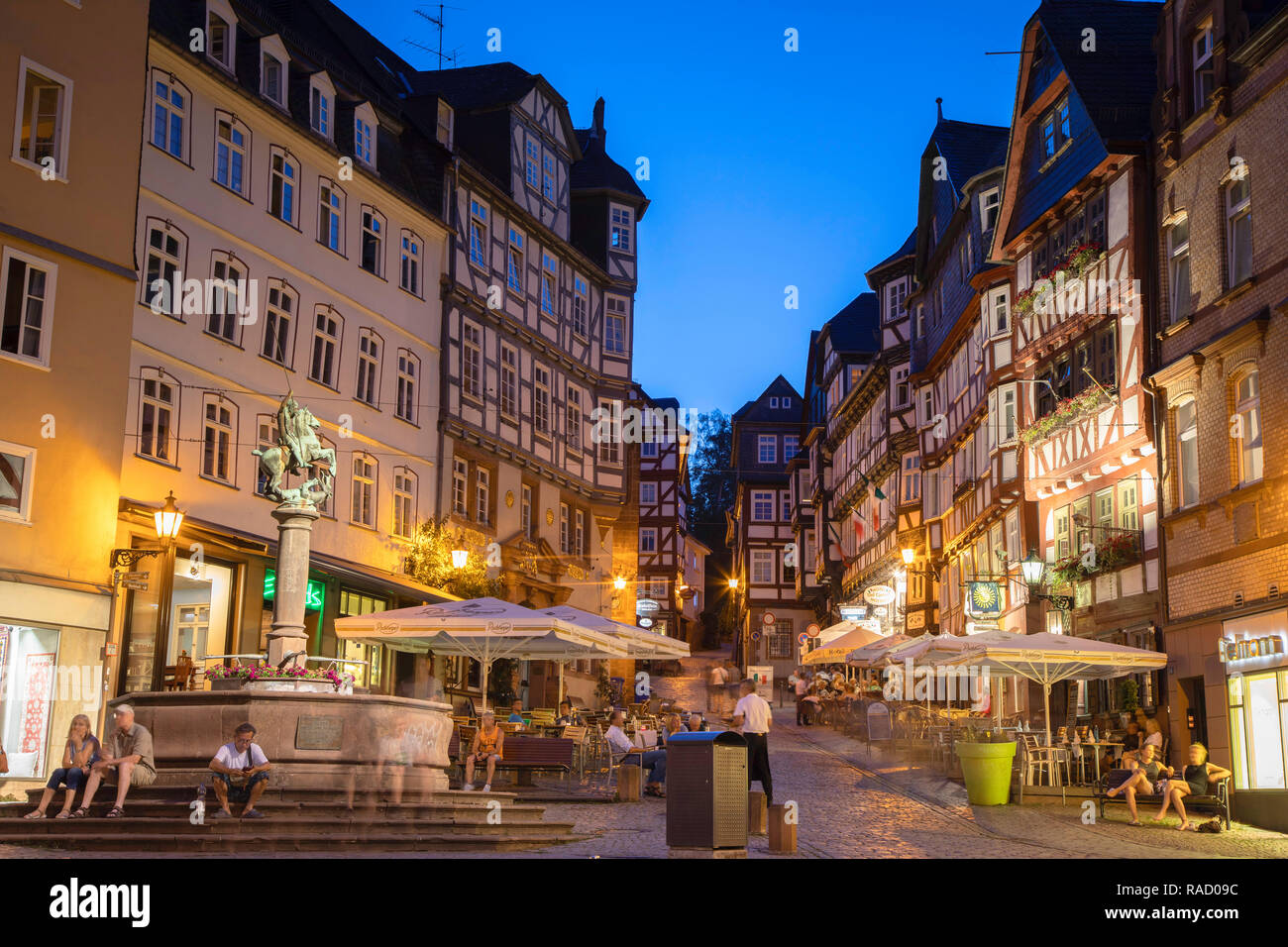 La plaza del mercado (Markt) al atardecer, Marburgo, Hesse, Alemania, Europa Foto de stock