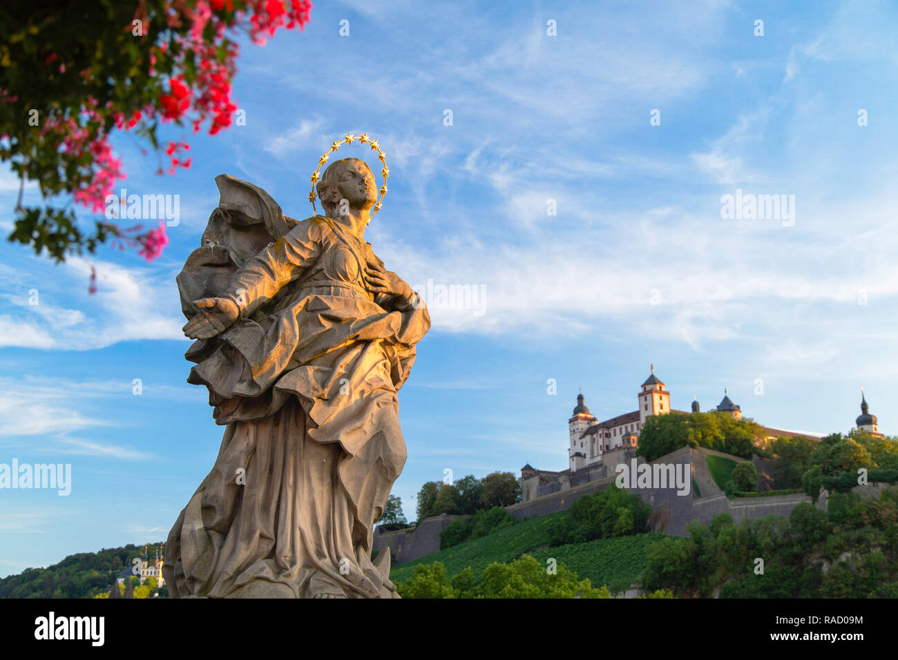 Estatua en viejo puente principal, Wurzburg, Baviera, Alemania, Europa Foto de stock