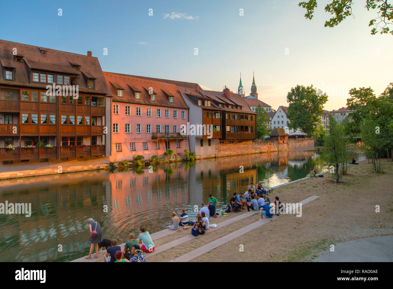La vivienda a orillas del río Pegnitz, Nuremberg, Baviera, Alemania, Europa Foto de stock