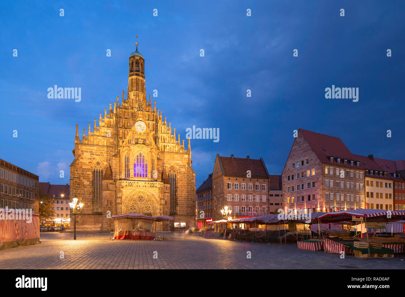 Frauenkirche en la Plaza del mercado, al anochecer, Nuremberg, Baviera, Alemania, Europa Foto de stock