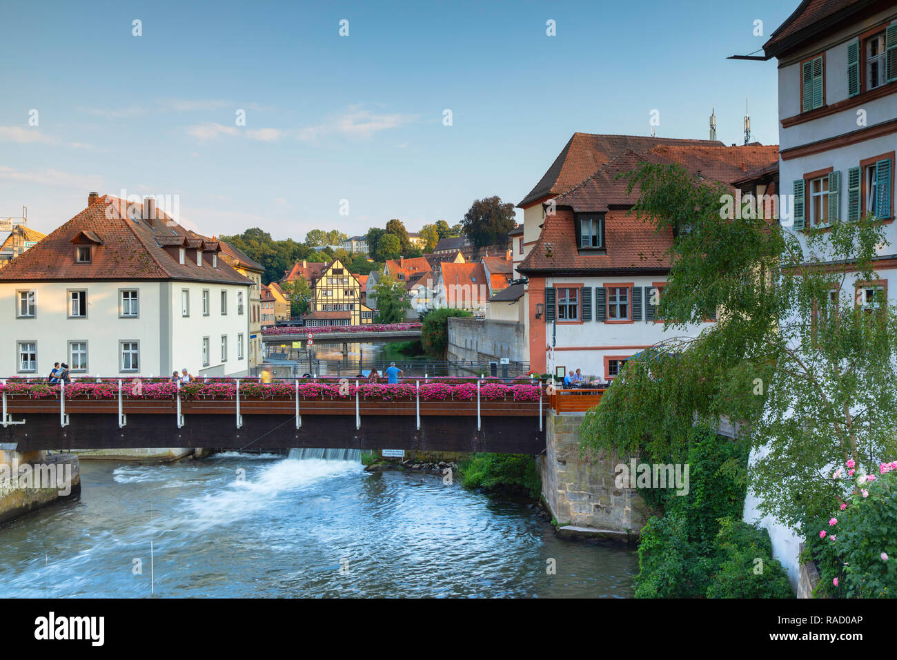 Los edificios a orillas del río Regnitz, Bamberg, Sitio del Patrimonio Mundial de la UNESCO, Baviera, Alemania, Europa Foto de stock