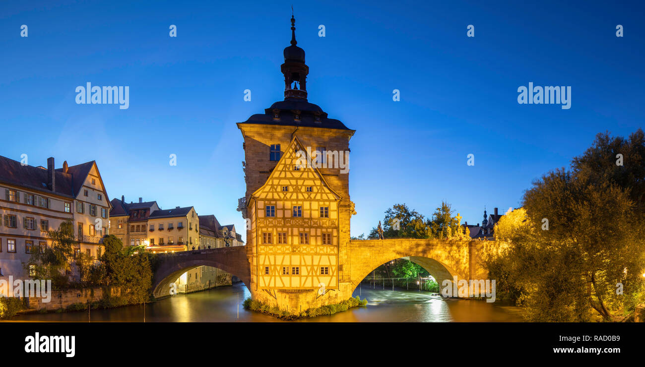 Altes Rathaus (Antiguo Ayuntamiento) al anochecer, Bamberg, Sitio del Patrimonio Mundial de la UNESCO, Baviera, Alemania, Europa Foto de stock