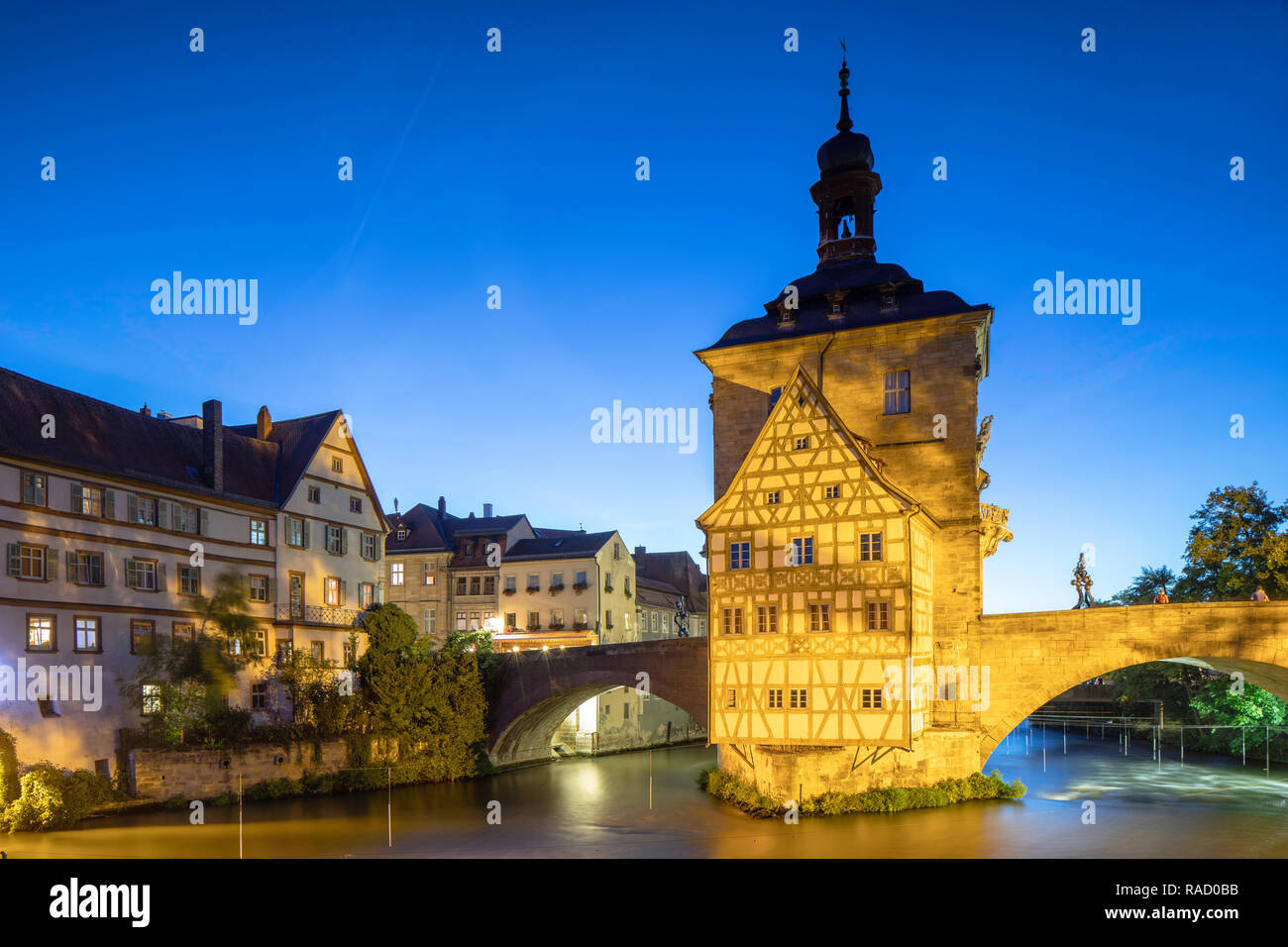 Altes Rathaus (Antiguo Ayuntamiento) al anochecer, Bamberg, Sitio del Patrimonio Mundial de la UNESCO, Baviera, Alemania, Europa Foto de stock