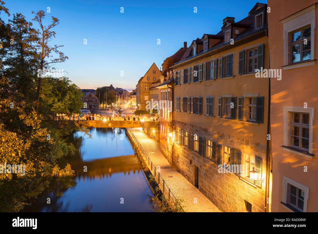 Los edificios a lo largo de río Regnitz al anochecer, Bamberg, Sitio del Patrimonio Mundial de la UNESCO, Baviera, Alemania, Europa Foto de stock