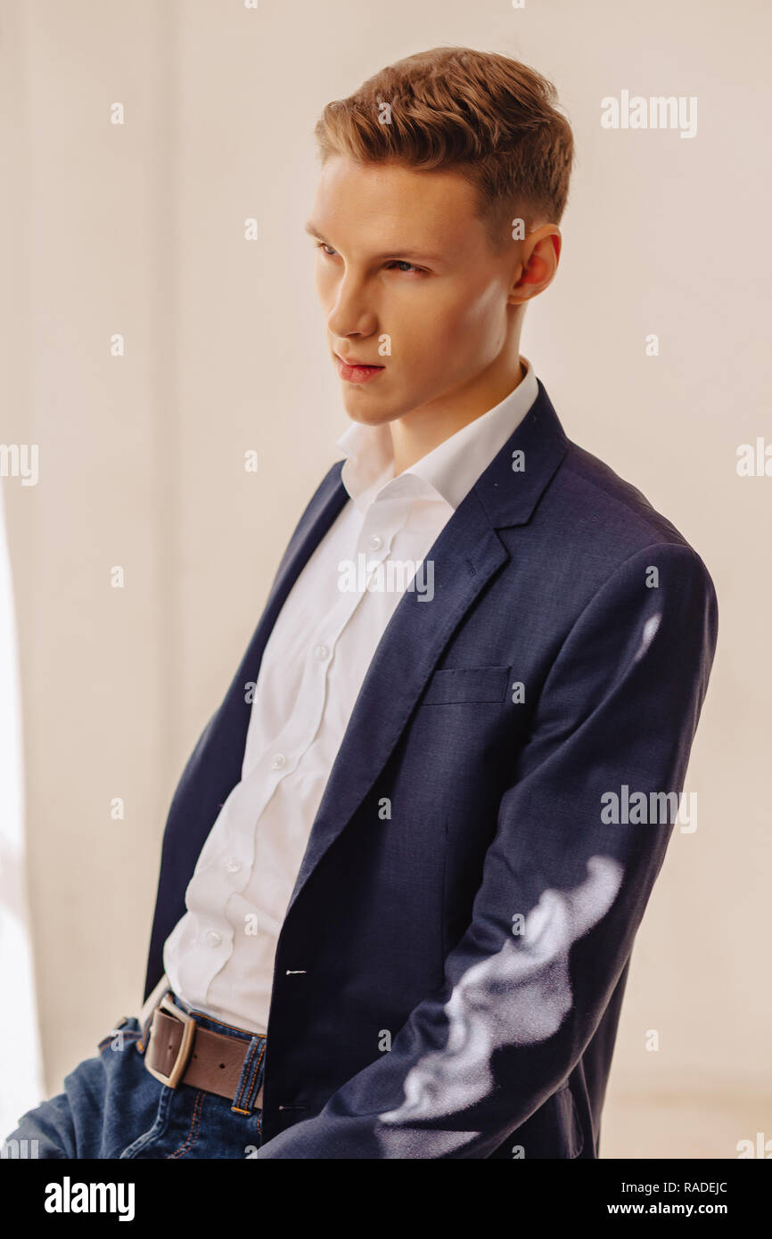 Retrato closup elegante joven en un traje chaqueta con un monumental rostro  en un luminoso interior, moda, negocios accent Fotografía de stock - Alamy