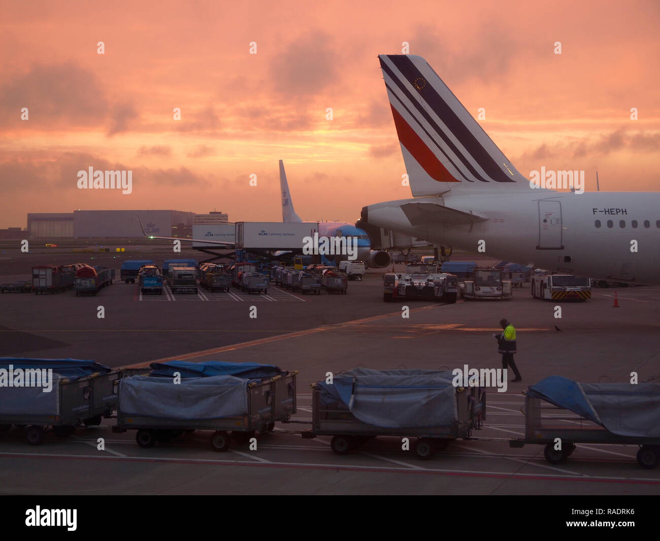 El aeropuerto de Schiphol al amanecer temprano en la mañana, con los  aviones y los carros de equipaje maleta Air France KLM Fotografía de stock  - Alamy