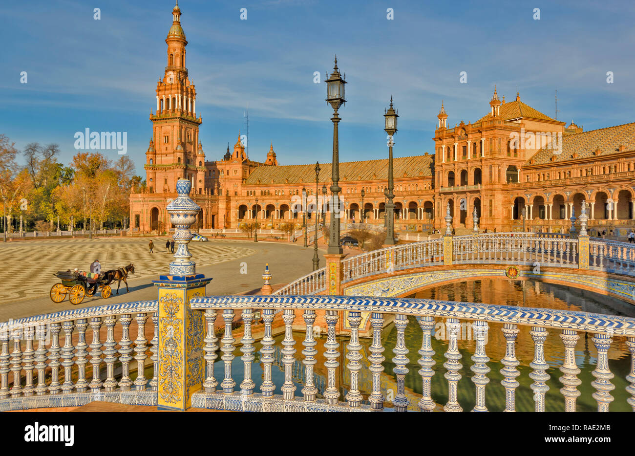 PALACIO ESPANOL EN EL PARQUE DE MARIA LUISA sevilla españa en azulejos blancos y azules de tres puentes sobre el canal Foto de stock