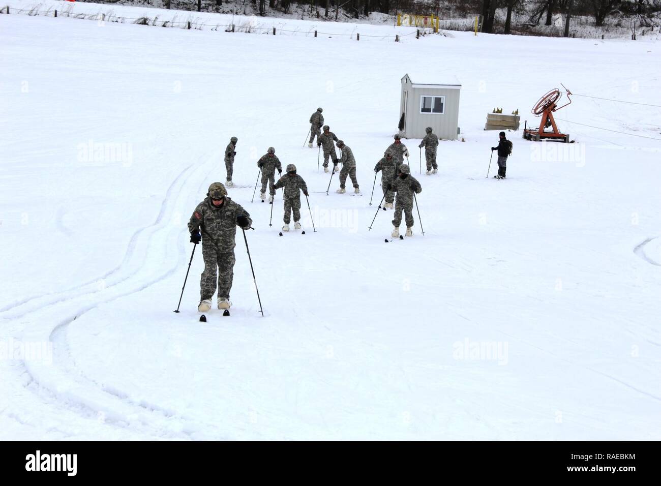 Los soldados con la 181ª Brigada de entrenamiento multifunción participar en una sesión de entrenamiento de esquí 27 de enero, 2017, en la zona de esquí de Whitetail Ridge como parte del curso de operaciones en frío en Fort McCoy. El curso de operaciones en frío es el primero de su tipo coordinado por la Dirección de planes, movilización, capacitación y seguridad, o DPTMS. Se incluyó la participación de 11 soldados con la 181ª y es impartido por dos instructores contratados en apoyo DPTMS. Foto de stock