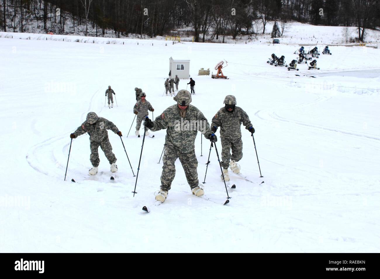 Los soldados con la 181ª Brigada de entrenamiento multifunción participar en una sesión de entrenamiento de esquí 27 de enero, 2017, en la zona de esquí de Whitetail Ridge como parte del curso de operaciones en frío en Fort McCoy. El curso de operaciones en frío es el primero de su tipo coordinado por la Dirección de planes, movilización, capacitación y seguridad, o DPTMS. Se incluyó la participación de 11 soldados con la 181ª y es impartido por dos instructores contratados en apoyo DPTMS. Foto de stock