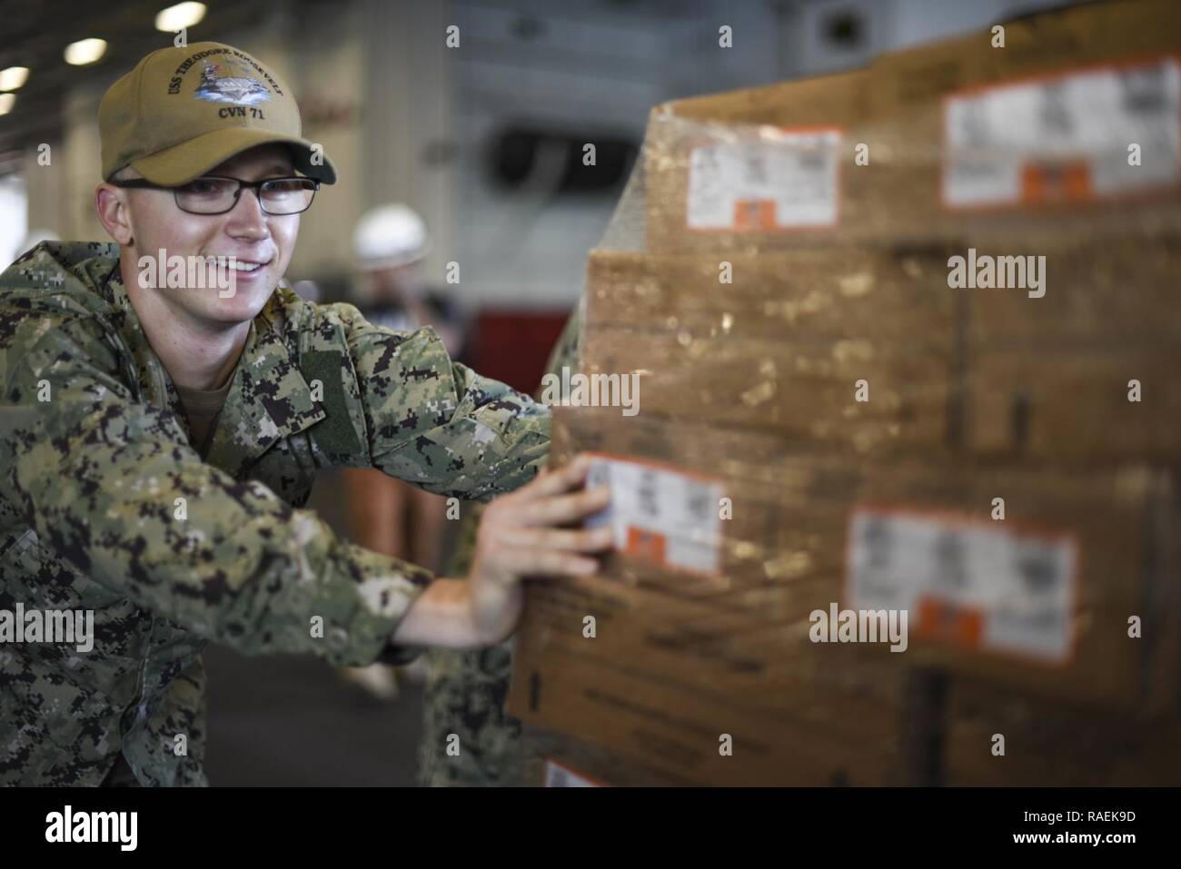 SAN DIEGO (Dec. 13, 2018) la aviación Boatswain's Mate (manejo) de 3ª clase Jason Carter ayuda a