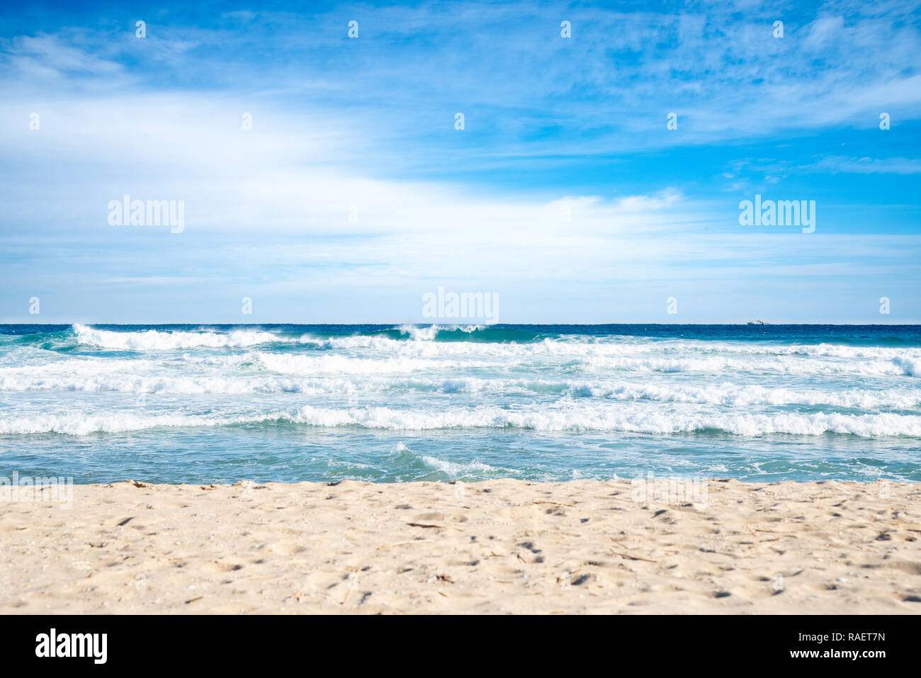 Playa de arena y cielo azul. Playa de Gangwon-do, la República de Corea. Foto de stock
