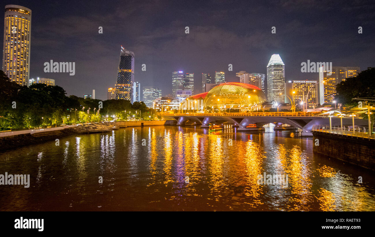 Vista desde la Reina Isabel Paseo de la explanada por la noche, el centro de Singapur Foto de stock