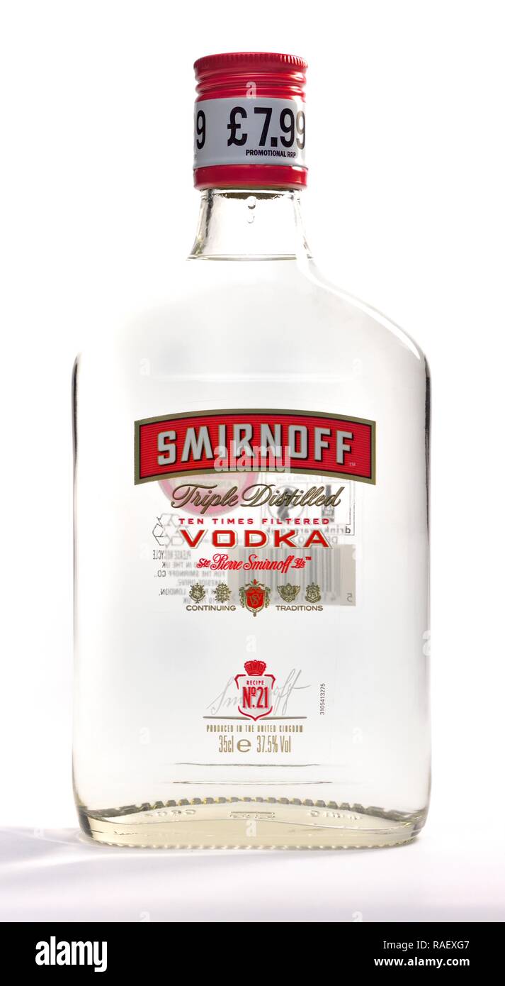 Precio previamente una botella de vodka Smirnoff 25cl Foto de stock