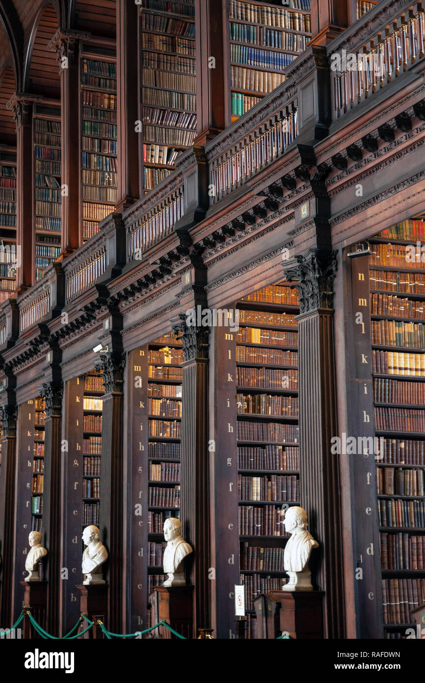 Dublín, Irlanda - Feb 15, 2014: Las filas de libros antiguos en las estanterías en la larga Sala biblioteca del Trinity College. Foto de stock