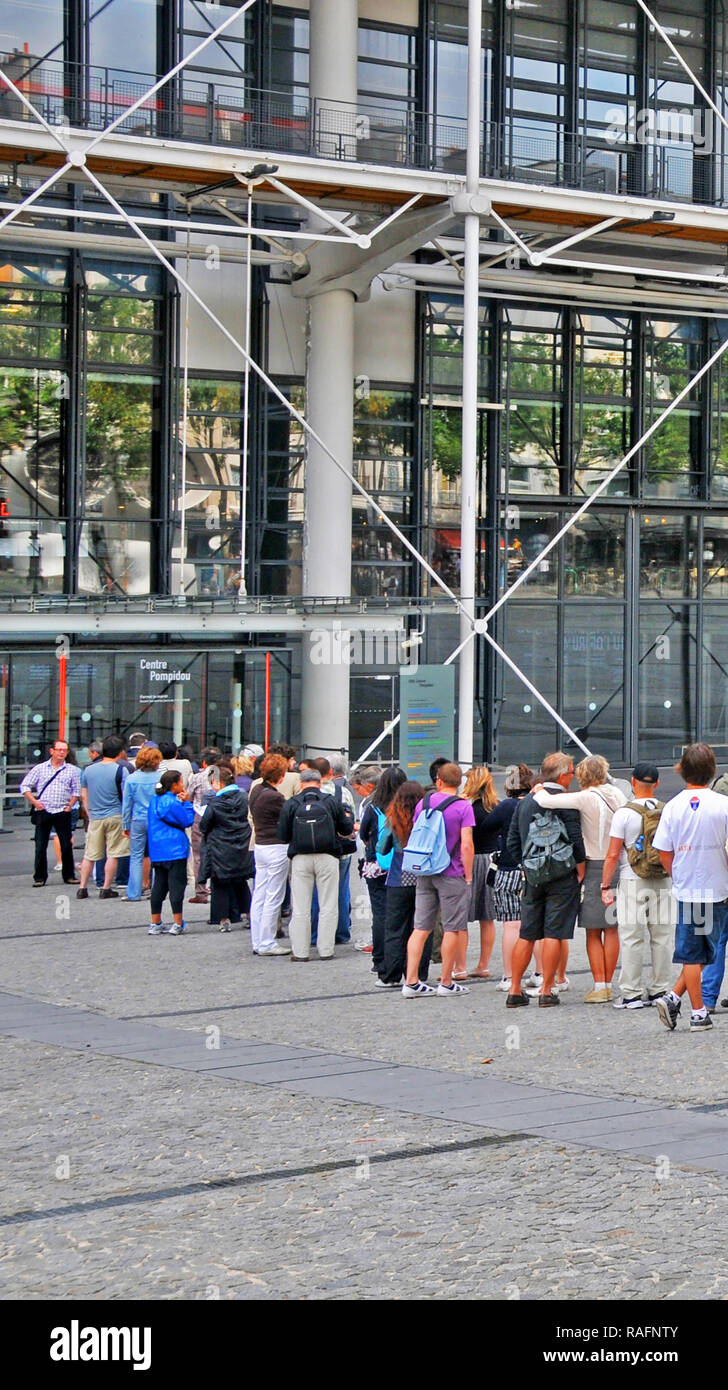 Los turistas haciendo cola para entrar en el Centro Georges Pompidou, en Beaubourg, París, Francia Foto de stock