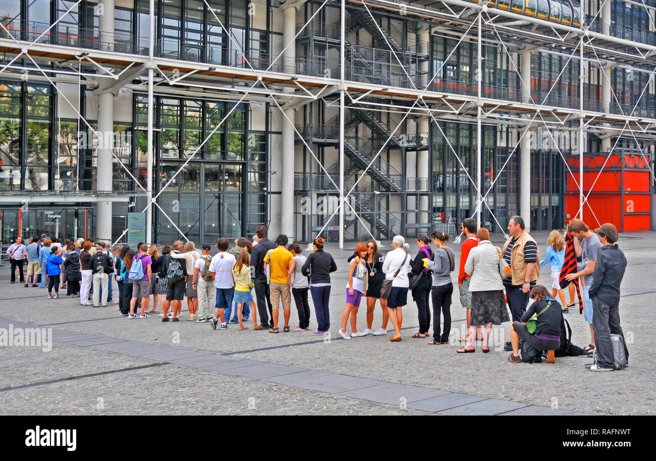 Los turistas haciendo cola para entrar en el Centro Georges Pompidou, en Beaubourg, París, Francia Foto de stock