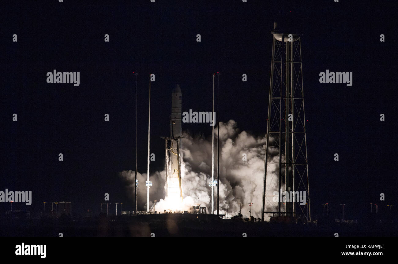 La Northrop Grumman Antares, con cohetes a bordo de la nave de reabastecimiento de Cygnus, lanzamientos de Pad-0A en las Instalaciones de Vuelo Wallops de la NASA del 17 de noviembre de 2018, en Wallops, Virginia. La misión de reabastecimiento de carga comercial está llevando 7.400 kilos de suministros y equipos a la Estación Espacial Internacional. Foto de stock