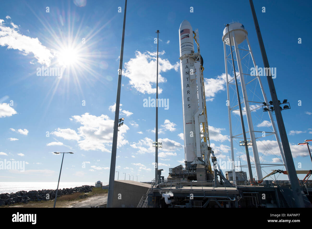 La Northrop Grumman Antares cohete, con Cygnus reabastecimiento a bordo, la nave se prepara para lanzar en Pad-0A en las Instalaciones de Vuelo Wallops de la NASA del 16 de noviembre de 2018, en Wallops, Virginia. La misión de reabastecimiento de carga comercial va a llevar 7.400 kilos de suministros y equipos a la Estación Espacial Internacional. Foto de stock