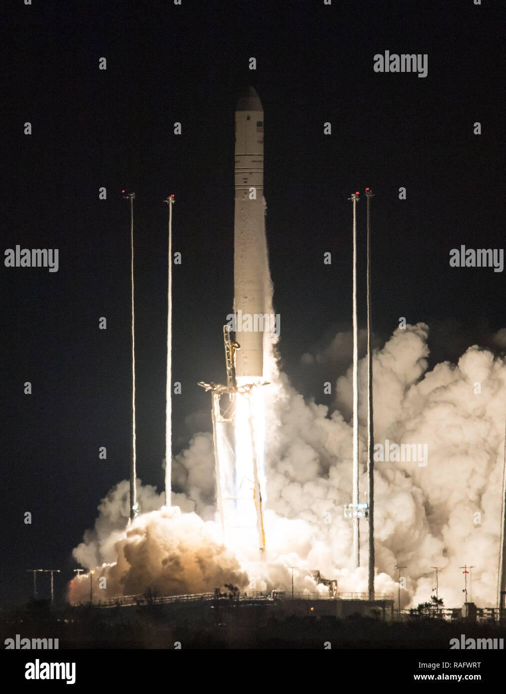 La Northrop Grumman Antares, con cohetes a bordo de la nave de reabastecimiento de Cygnus, lanzamientos de Pad-0A en las Instalaciones de Vuelo Wallops de la NASA del 17 de noviembre de 2018, en Wallops, Virginia. La misión de reabastecimiento de carga comercial está llevando 7.400 kilos de suministros y equipos a la Estación Espacial Internacional. Foto de stock