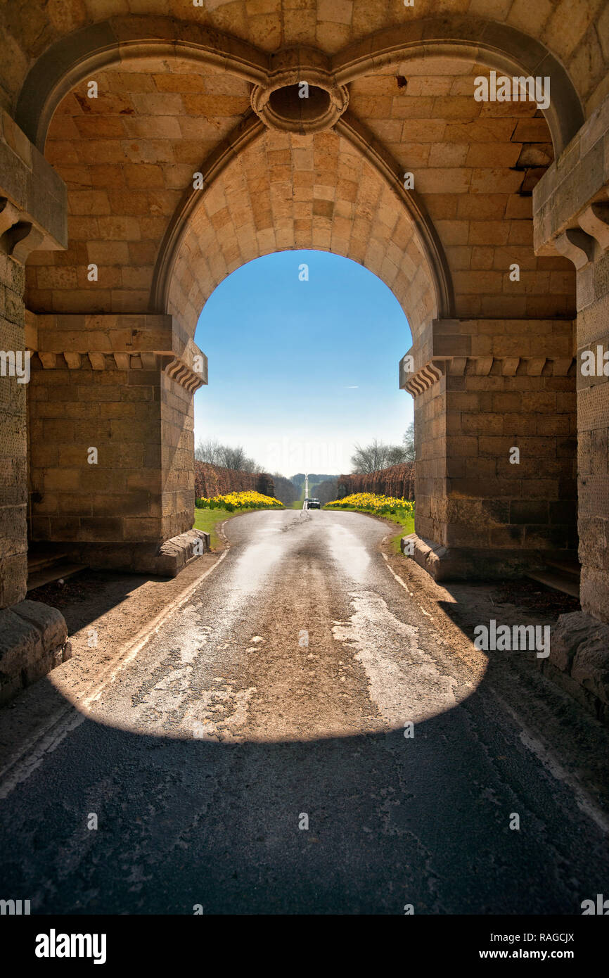 Los caminos que conducen al castillo a través de arcos en North Yorkshire Foto de stock