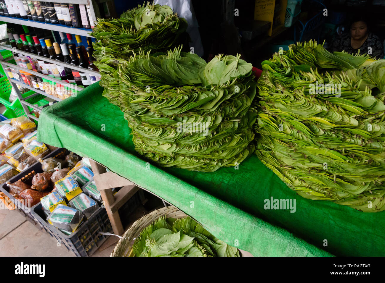 La nuez de betel hojas organizadas en círculos, para venta en un establo cerca de Kalaw Kalaw, el mercado, el Estado de Shan, Myanmar Foto de stock