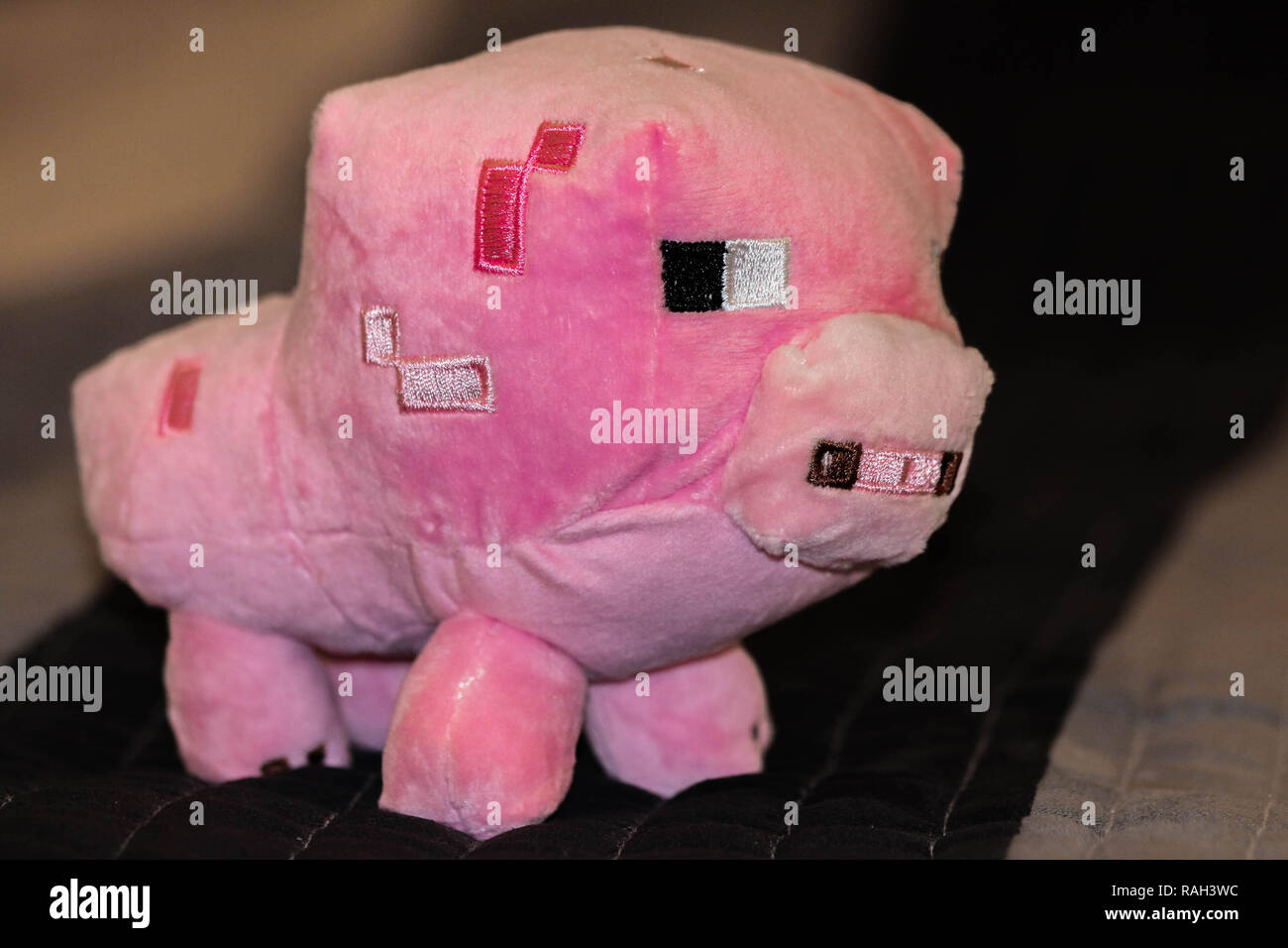 Minecraft peluche cerdo rosado Fotografía de stock - Alamy