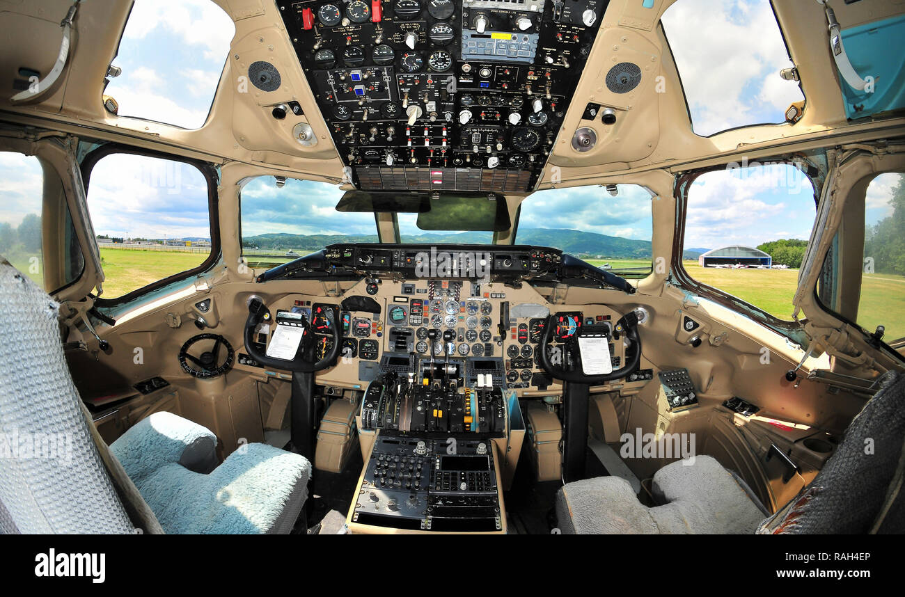 Aviones de pasajeros antiguos interior de la cabina, el tablero de  instrumentos del piloto Fotografía de stock - Alamy