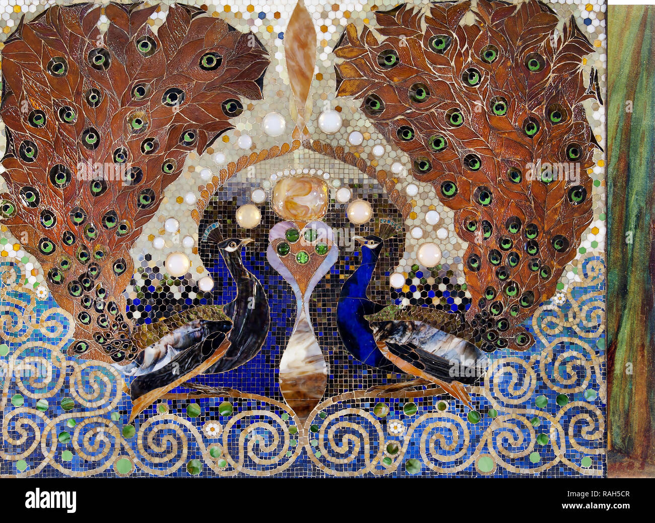 Louis Comfort Tiffany, Peacock mosaico desde el Hall de entrada a la casa de Henry O. Havemeyer, Nueva York 1890-1891 Favrile vidrio, cerámica y yeso, University of Michigan Museum of Art. Foto de stock