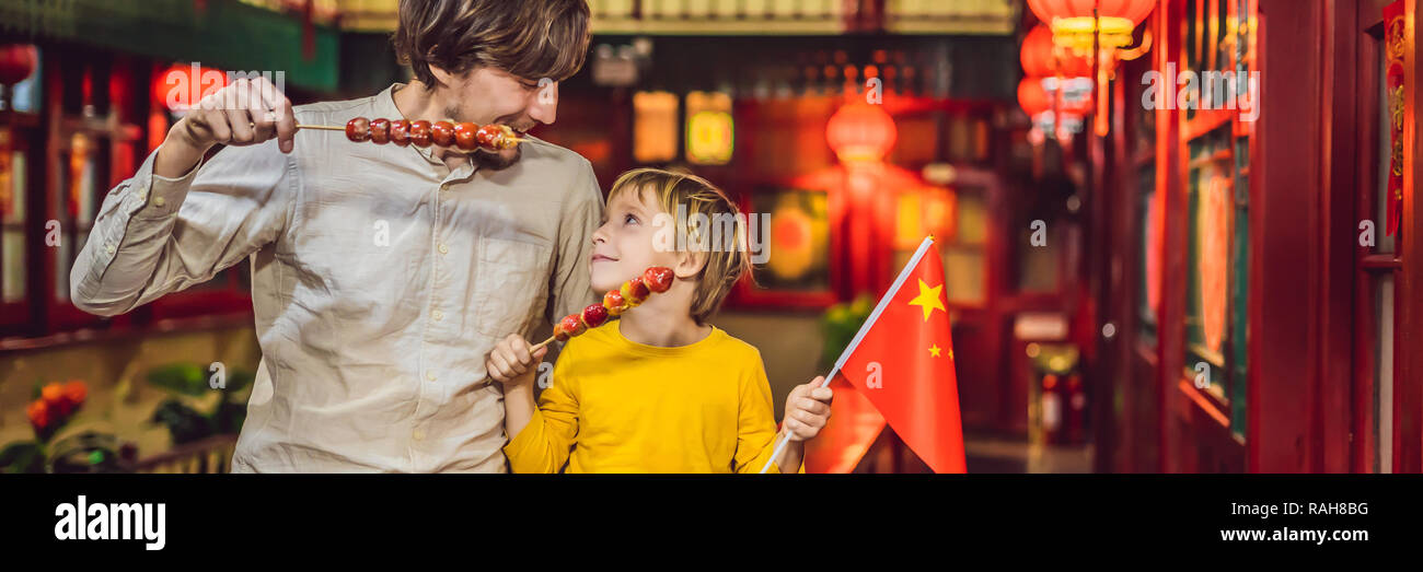 Disfrutar de vacaciones en China. Felices turistas papá e hijo con un