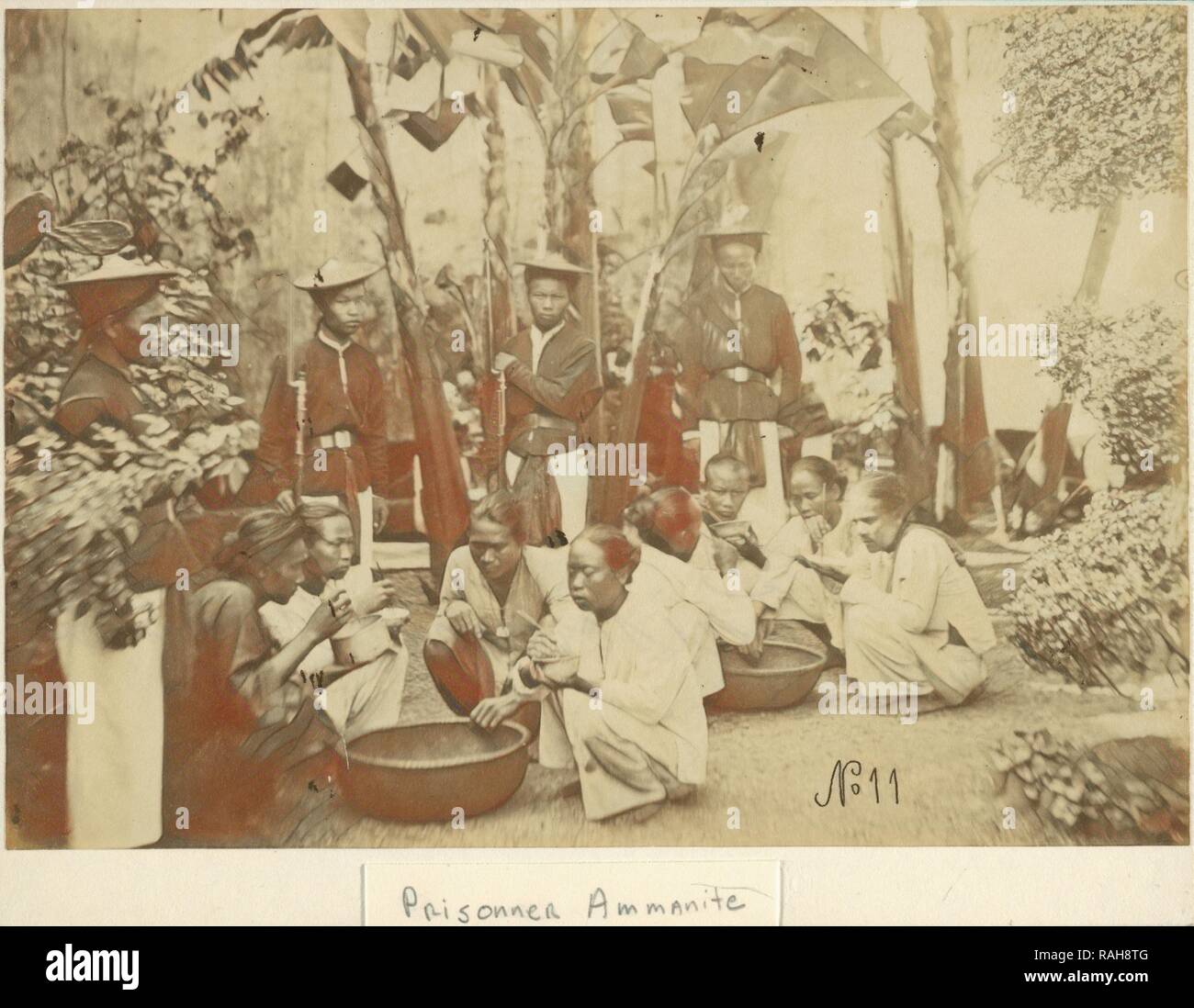 Prisonner ammanite, vistas de la Indochina francesa, Gsell, Emile, 1838-1879, albúmina, entre 1866 y 1879, muestra un grupo reinventado Foto de stock