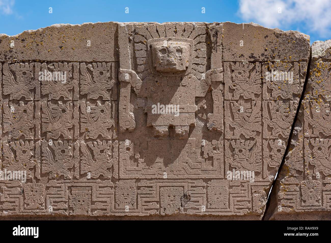 Detalle de la puerta del sol con figuras decorativas desde el período pre-Inca, Tihuanaku, Tiawanacu, Tiahuanaco Foto de stock