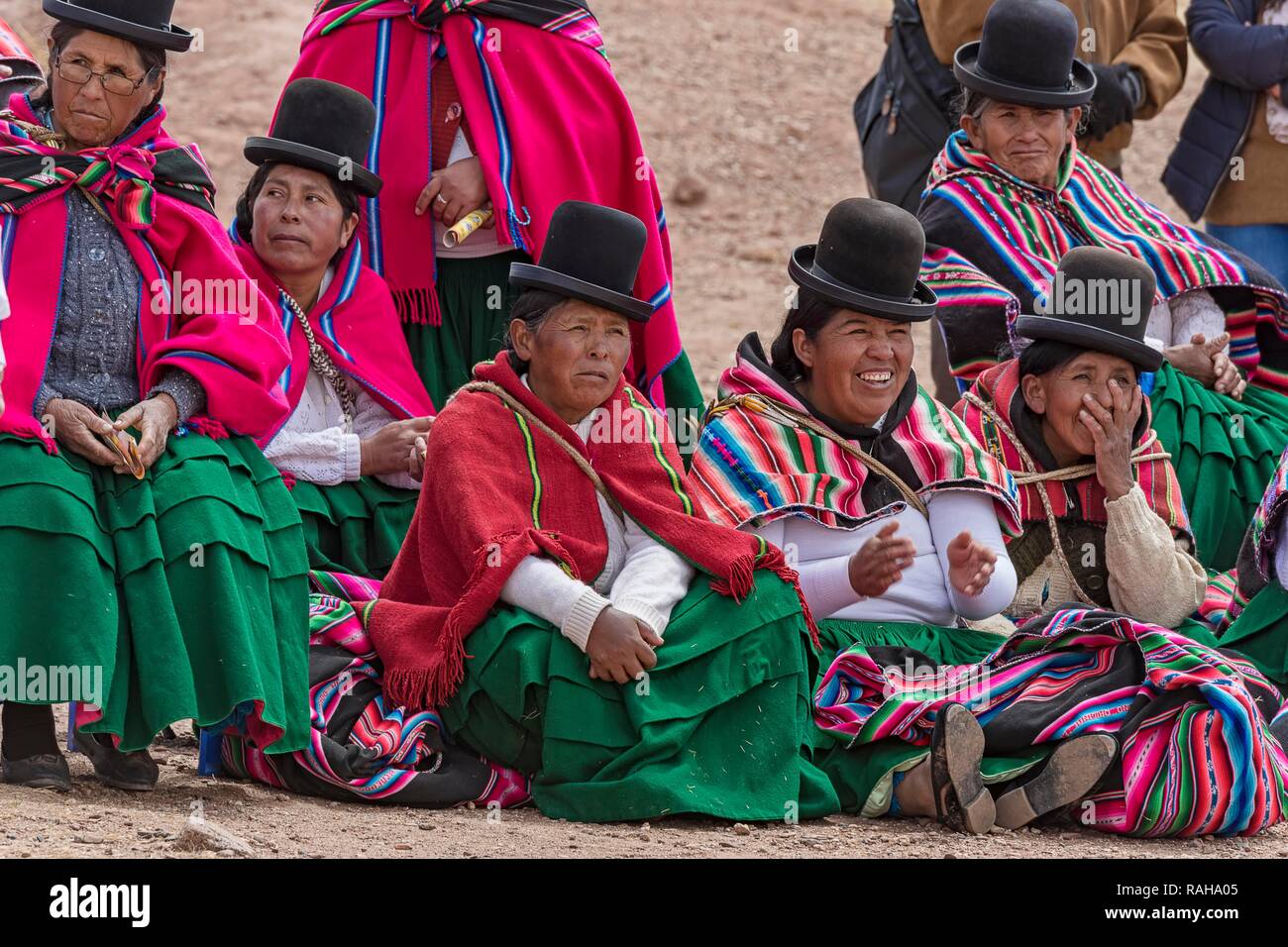 Las mujeres indígenas (chola, cholita) en típicos trajes nacionales (pollera, overskirt y bufanda, manta) con sombrero típico (melón Foto de stock