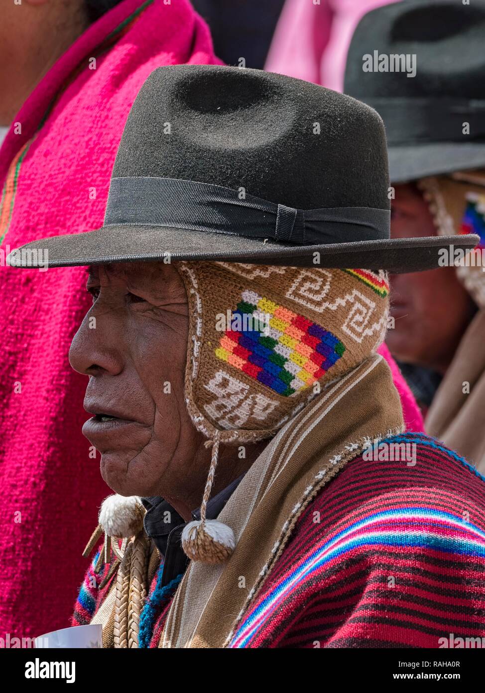 Hombre indígena en típicos trajes nacionales con el típico sombrero, Tihuanaku, Tiawanacu, Tiahuanaco, Sitio del Patrimonio Mundial de la UNESCO Foto de stock