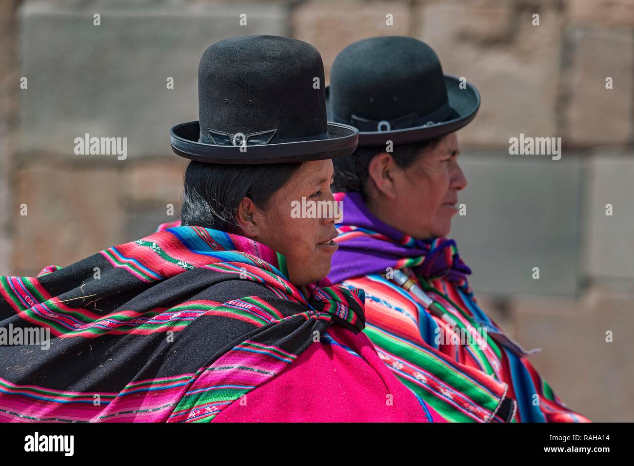 Las mujeres indígenas (chola, cholita) en típicos trajes nacionales (pollera, overskirt y bufanda, manta) con sombrero típico (melón Foto de stock