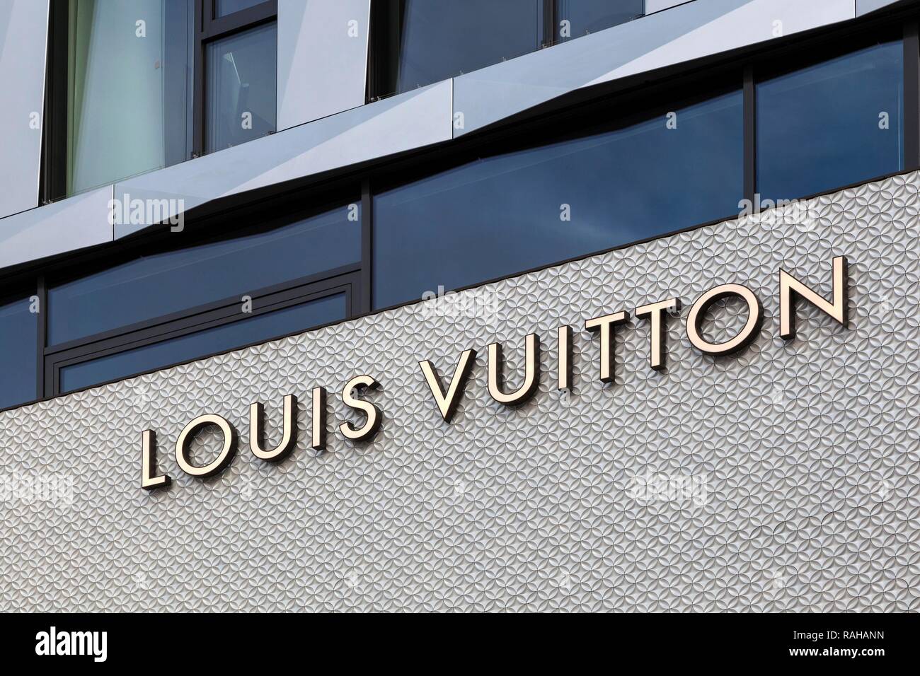Escrito en la fachada de la casa, tienda de moda Louis Vuitton, Dorotheen Quartier DOQU, arquitecto Behnisch, Stuttgart, Baden-Württemberg Foto de stock