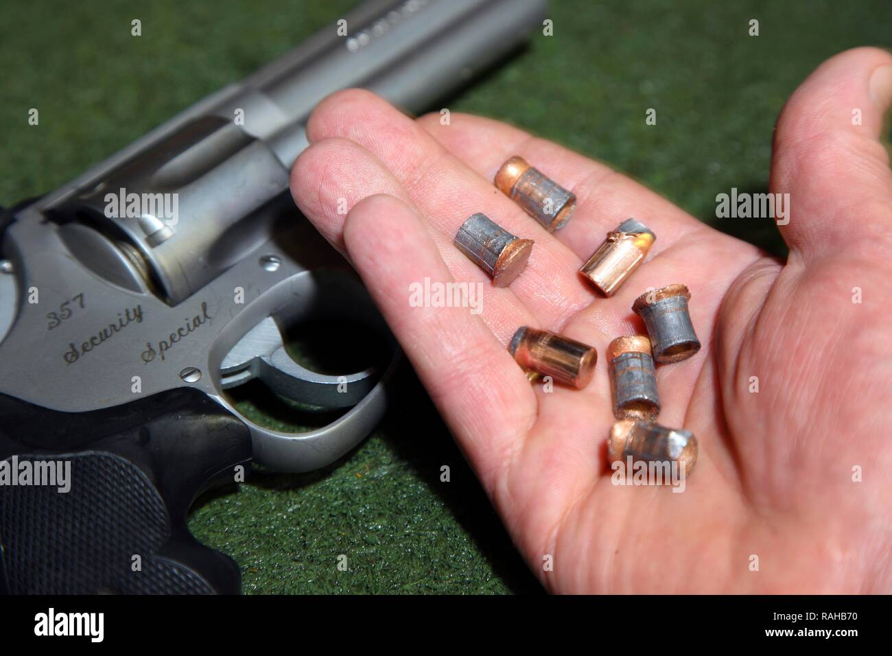 Los proyectiles de armas de fuego son más tarde en comparación con los proyectiles de una escena de crimen, del departamento de investigación criminal de la Foto de stock