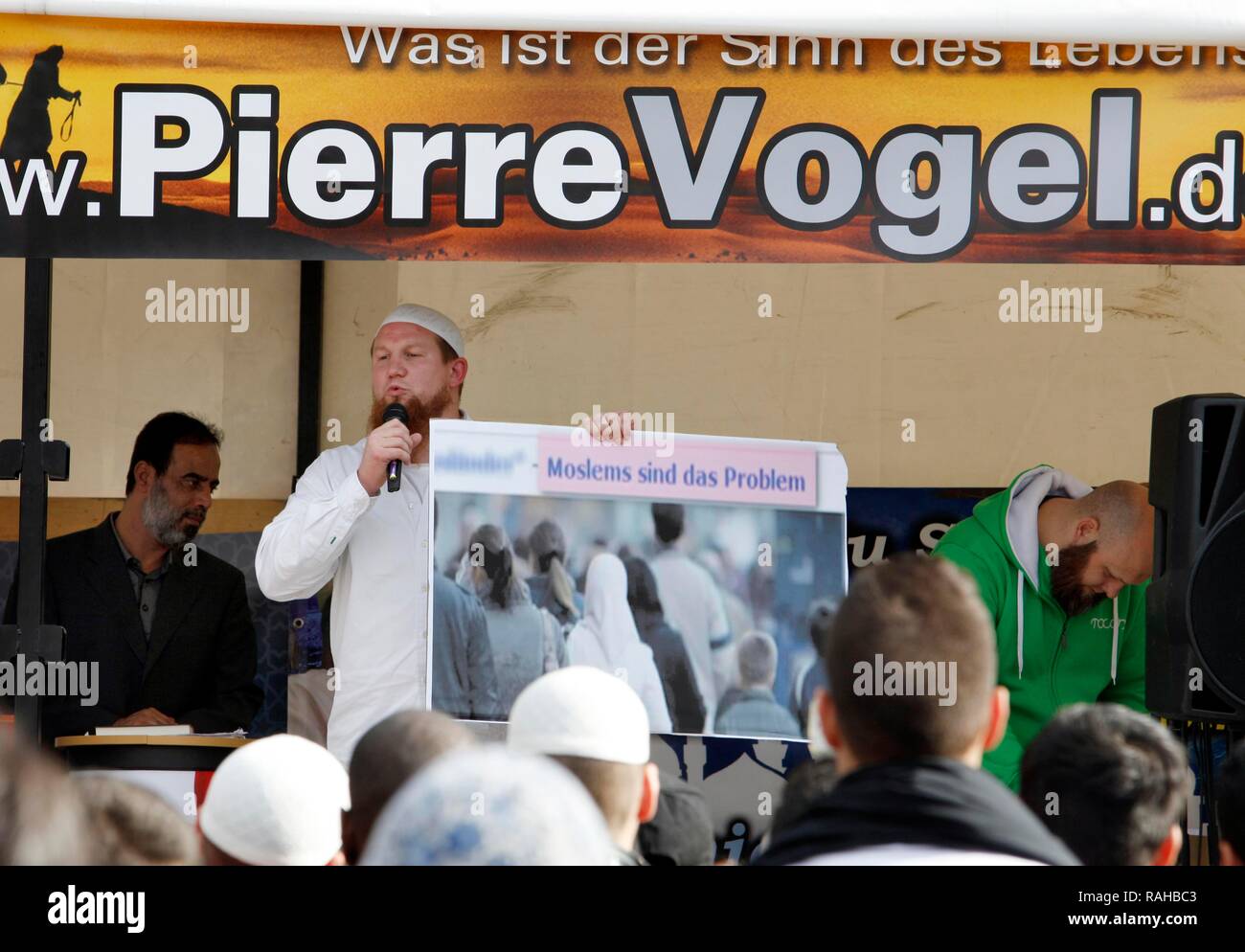 Predicador Pierre Vogel en el '1. Islamischer Friedenskongress' rally del movimiento Salafi, comparando la persecución de judíos Foto de stock