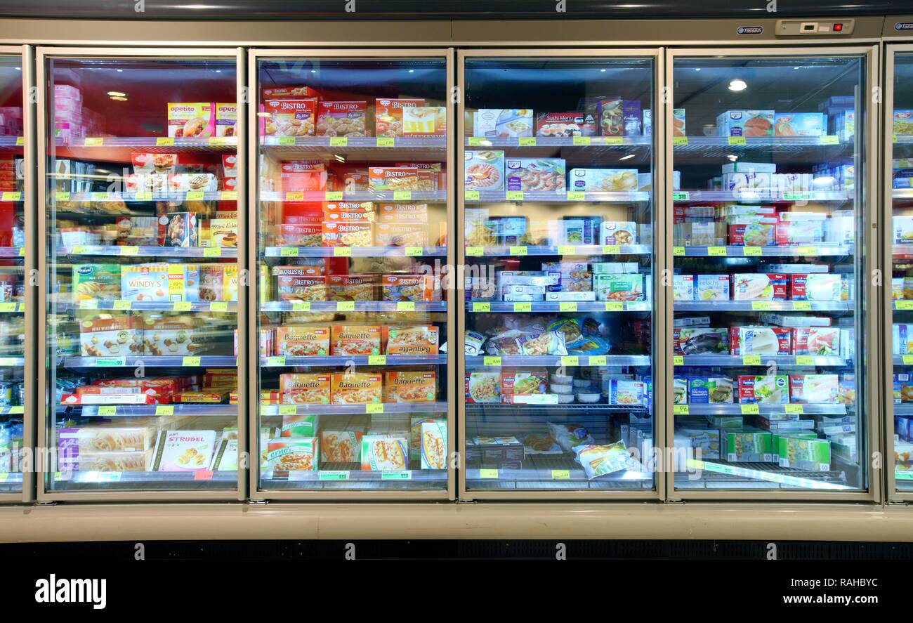 Departamento de alimentos congelados, congeladores con diversos platos  precocinados, self-service, los departamentos de alimentos, el supermercado  Fotografía de stock - Alamy
