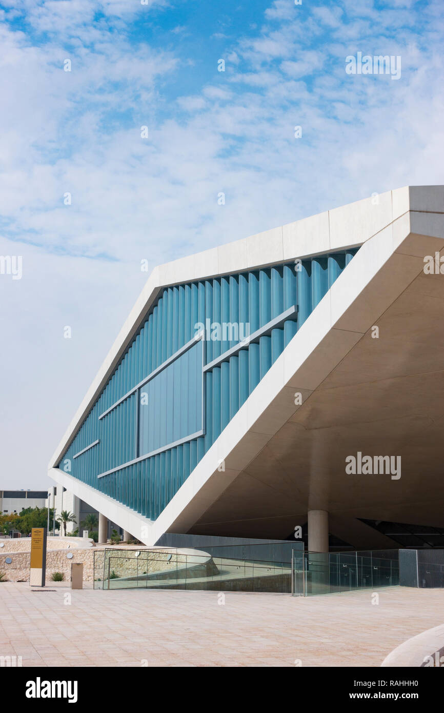 Exterior de la nueva Biblioteca Nacional de Qatar en la ciudad de la