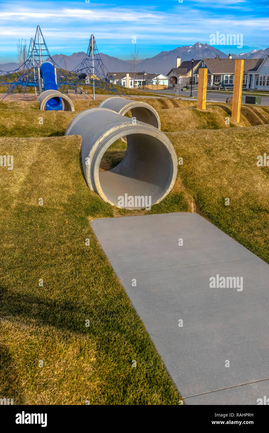 Jugar túneles hechos de tubos de cemento en el parque Fotografía de stock -  Alamy