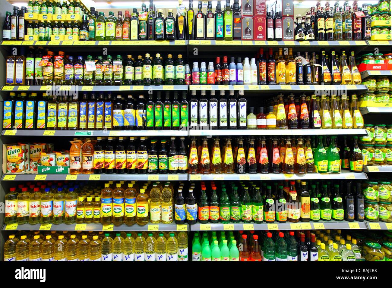 Los estantes con una gran variedad de vinagres y aceites, self-service, los departamentos de alimentos, el supermercado Foto de stock
