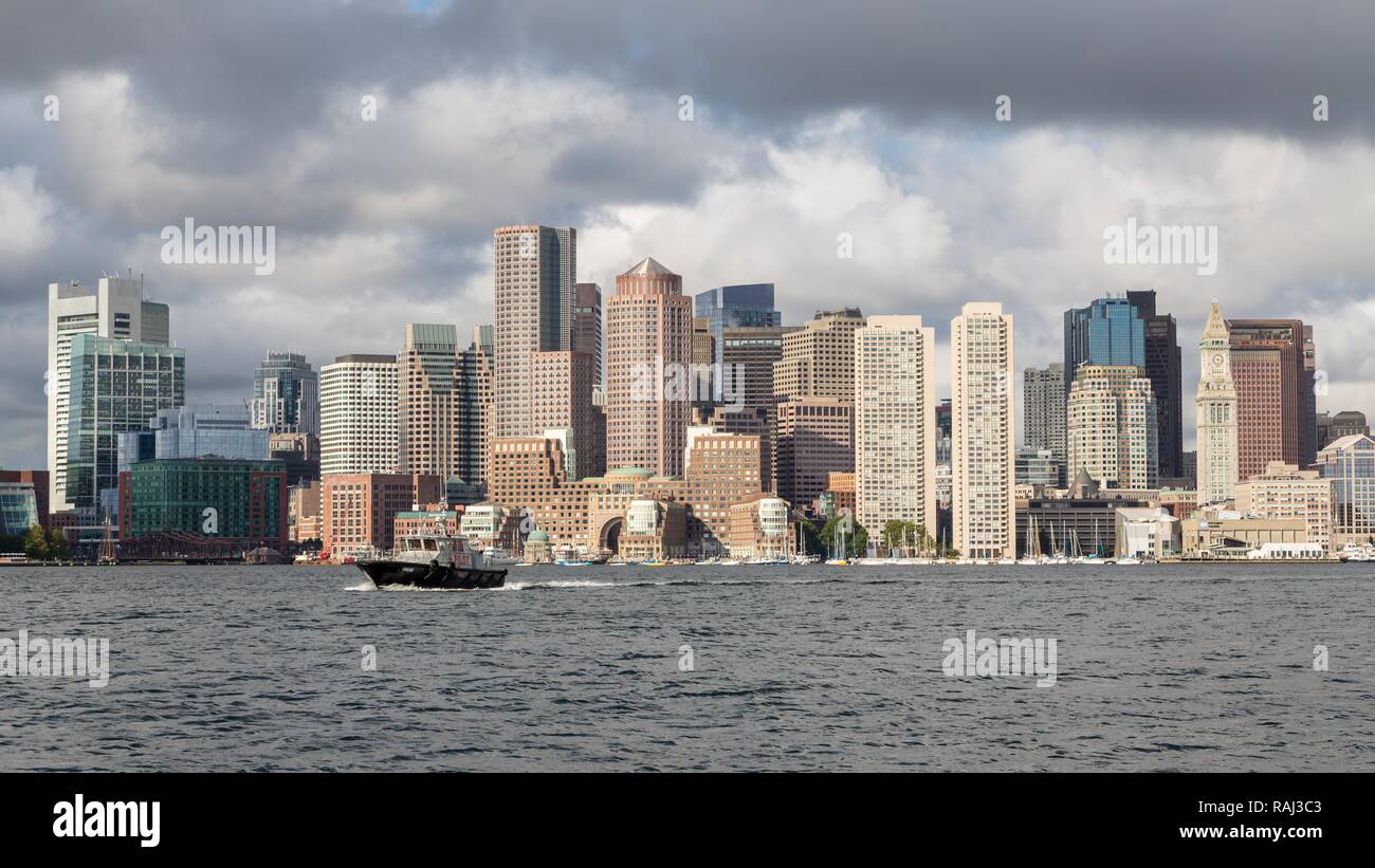 Ver el horizonte de Boston, rascacielos, delantero lancha en el canal principal de Boston, Boston, Massachusetts, EE.UU. Foto de stock