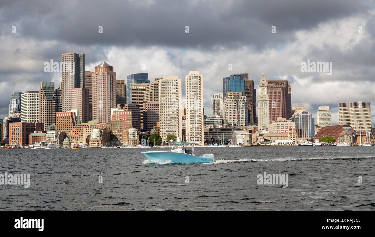 Ver el horizonte de Boston, rascacielos, delantero lancha en el canal principal de Boston, Boston, Massachusetts, EE.UU. Foto de stock