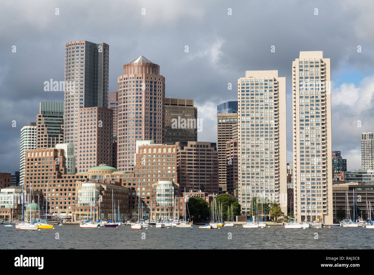 Vistas del perfil de la ciudad de Boston, rascacielos, en frente de los veleros en el canal principal de Boston, Boston, Massachusetts, EE.UU. Foto de stock
